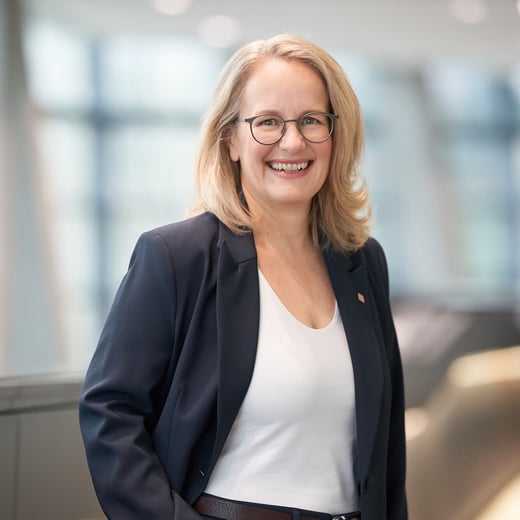 Portrait der Partnerin im Management Board der BüchnerBarella Unternehmensgruppe, Frau Regina Schulz, in dunkel blauen Blazer.