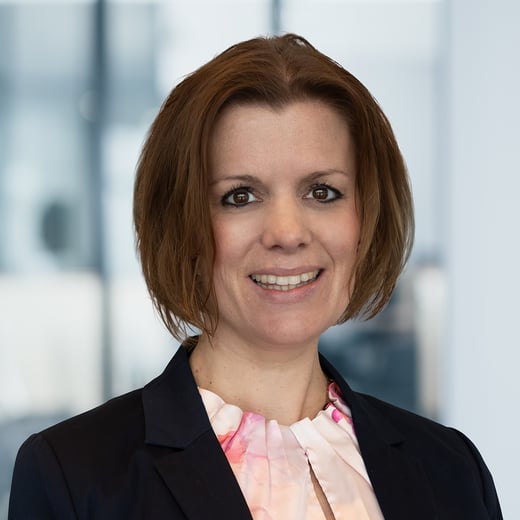 Professionelles und modernes Porträt von Janina Mundus als Leitung Financial Lines.